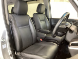 体を包み込むような形状でホールド感のあるフロントシート。しっかりと支えてくれるので長時間の運転を快適にサポートしてくれます。もちろん足元もゆったりしてますのでおくつろぎいただけます♪