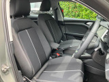人間工学に基づいて設計されたシートは車のもっているドライビングフィールを存分にドライバーに伝えてくれるクオリティの高い仕上がりとなっています。