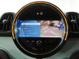 バックカメラ&前後方パークセンサーはリバースシフトに連動し、ナビゲーションモニター上へ切り替わります。前後方部死角にある障害物等を検知すると警告音で知らせてくれます。