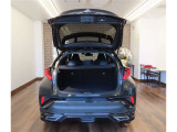 【トヨタ認定中古車の安心1】中古車をキレイで気持ちよくお乗りいただけるよう、トヨタ認定中古車はしっかりクリーニング。エンジンルームからシートを外した洗浄まで、目に見えない部分も徹底的に洗浄しています