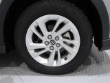 アルミホイールを装備、タイヤサイズは195/65R16です。