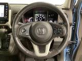 ハンドルにHondaセンシング系のクルーズコントロールやレーンキープアシストなどのスイッチと、オーディオの操作スイッチが装備されています。ハンドルから手を離さず安全に操作できます。