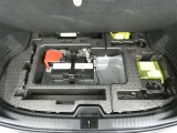 スペアタイヤレス車です。応急セットを搭載しております。