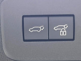 【パワーバックドア】スマートキーや運転席のボタンを押すだけでリアゲートが自動で開閉します!荷物を持っている時や、高い位置にあるバックドアを閉める際に便利な機能です♪