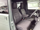 運転席は、程よい硬さとホールド性が高くロングドライブも疲れにくいシートです
