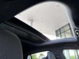 パノラミックスライディングルーフを装備。室内に明るさと開放感をもたらす人気装備です。