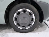 タイヤサイズは(185/65R15)でキャップ付きスチールホイールです。