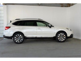 スバルの4WD(AWD)は直進安定性に優れ、日常走行から高速走行まで、さまざまなシーンで安心感に満ちた走りが愉しめます。それは悪路や泥道など左右のタイヤの路面状況が異なるシーンでも変わりません。