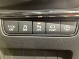 運転席脇のクラスタースイッチ部分にはカメラ切り替えスイッチ、パーキングセンサー、その他走行系スイッチを集中配置しております。