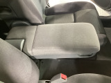 運転席には大型のアームレストも装備しております。