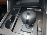 CX-80の力強くしなやかな走りを、8ATが支えます。シフトレバー左側には、蓋付きのドリンクホルダーも備えています。