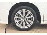 純正なので車に似合うデザインになっていますね。スタッドレスタイヤもご相談下さい。
