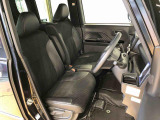 運転席の座面高さを調整できるシートリフターが付いています。フロントシートはベンチシートを採用で、座面も広く使い勝手もいいですよ♪