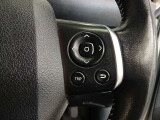 ステアリングには運転中でも簡単に操作できる各種スイッチついてます