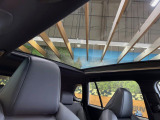 【パノラマルーフ】大型のガラスルーフ搭載で車内の解放感が一気にアップ!開放的なドライブをお楽しみいただけます。