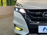 【LEDヘッドライト】悪天候や夜間走行時も良好な視界を確保し安心して運転できる高輝度LEDヘッドライトを装備!点灯速度が早く、消費電力も抑えられています。