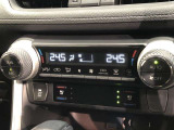運転席、助手席別々に温度設定ができるデュアルエアコン装備です。男性が暑いと感じても、女性は寒いと感じる、そんな時の車内温度を別々に調節できるので、ストレスなくドライブをお楽しみいただけます。