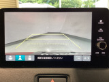 【バックカメラ】運転が苦手な方も車庫入れラクラクです!ギアをリバースに入れれば自動的に切り換わりますので、面倒な操作は不要です♪狭い駐車場もお車を傷つけず安心ですね!