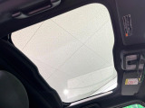【ガラスルーフ】ガラスルーフ搭載で車内の解放感が一気にアップ!開放的なドライブをお楽しみいただけます。