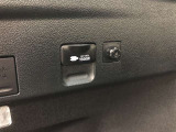 ラゲージスペース左側にはアクセサリーコンセント(AC100V・1500W)が設置されています。電化製品にも使用可能です。レジャーや非常時など電源の確保が必要な場面で活躍します!