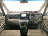 【前方視界】開放的な前方視界!運転がしやすく疲れにくいです♪窓が大きく、見通しがとっても良いおクルマですよ♪