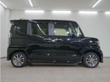 リアには左右スライドドアを採用。狭い駐車場でも開閉しやすく、強風の日でもドアが煽られにくくなっております。小さなお子さまやご年配の方も安心して乗り降りできます。