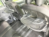 【セカンドシートテーブル】ドリンクを置いたりお菓子を置いたり&hellip;ロングドライブ時、後席にお乗りの方がゆったり快適にお過ごしいただける気配り要素が充実しております♪