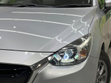 【LEDヘッドライト】悪天候や夜間走行時も良好な視界を確保し安心して運転できる高輝度LEDヘッドライトを装備!点灯速度が早く、消費電力も抑えられています。