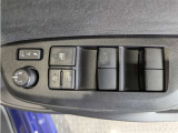 パワーウィンドウのスイッチですよ。 運転席に居ながら窓を開け閉めのコントロールできますよ。 ロック機能で、子供がイタズラして窓を開けるという事も無くなりますよ。