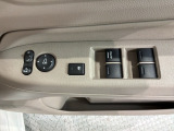狭い駐車場で便利な電動格納ドアミラーが付いています。