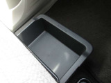 助手席下の収納ボックス
