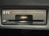 【ETC】有料道路を利用する際に料金所で停止することなく通過できる、ETC車載器(ノンストップ自動料金収受システム機器)が装備されています。セットアップを行うことで利用可能になります。