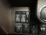 スマートキーや運転席のスイッチで後席両側スライドドアの開閉が可能♪電動だから力を入れてドアを開ける必要が無く、小さなお子様でも簡単に開け閉めでき快適です♪