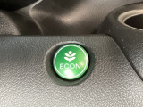 ECON モードをON にするとアクセルペダルの動きに対するエンジンの反応とエアコンの制御を切り換えることで、燃費のいい運転をするドライバーがペダルを踏んだ時と同じようにエンジンを制御します。