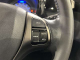 ステアリングスイッチ付きで、運転中に視線を前に向けたまま操作できます。