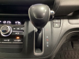 CVT車のセレクトレバーです。低速から高速まで、変速ショックのないスムーズな走りを実現するとともに、エンジン効率のよい領域を維持することで燃費にも貢献します。
