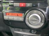 【オートエアコン】一度お好みの温度に設定すれば、車内の温度を検知し風量や温度を自動で調整。暑い&hellip;寒い&hellip;と何度もスイッチ操作をする必要はありません。快適な車内空間には必須の機能ですね♪