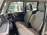 フロントシートはベンチシートです。インパネシフトで足元は広々。運転席と助手席はウォークスルーできます。