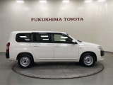 【まるごとクリーニング】シートを取り外し、車内を徹底洗浄。隅々まで丁寧に仕上げています。