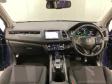 車内は光触媒抗菌消臭施工済です。インパネ周りはスタイリッシュなデザインで機能や装備も充実しています。グローブボックスやカップホルダーのほかにトレーなどたくさんの収納スペースが付いています。