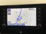 【8インチディスプレイオーディオ】各種オーディオ機能とスマホ連携機能を搭載。ナビキットを装着しているので、車載ナビとしても使用可能です。機能の詳細につきましては、展示店舗までお尋ねください。