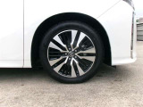 18インチ純正アルミホイール。路面に近いホイール部分は特に目立ちますし、車のイメージも大きく変わりますよ!