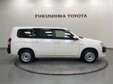【まるごとクリーニング】シートを取り外し、車内を徹底洗浄。隅々まで丁寧に仕上げています。