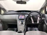 スムーズな運転操作のために、目で確認するディスプレイゾーンと、手で操作するコマンドゾーンに分けられた運転席周りのデザインとなっています。