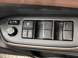 パワーウィンドのスイッチです。運転席に座りながら、助手席や後席の窓を開け閉めできるので大変便利ですよ。