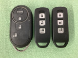 スマートキー付きですからドアロックの開閉およびエンジンスタートが楽々です。電動スライドドアの開け閉めもボタンで操作できます。加えて、純正リモコンエンジンスターター用の操作キーもついています。