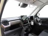 ダイハツのお店では、ダイハツ車を知り尽くしたプロフェッショナルが、専用の診断機器を使って各システムを点検しております。