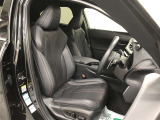 【&ldquo;F SPORT&rdquo;専用スポーツシート】体圧分布の安定したホールド性の高い一体発泡成型のフロントシート。スポーツ走行時はしっかりと身体をサポートするシートに仕上げ、スポーティさを高めています。