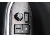 鍵の施錠開錠に合わせてドアミラーが開閉するオート格納機能付きのドアミラー。少し離れた場所からでも見た目で鍵の閉め忘れの確認が出来る便利な機能です。