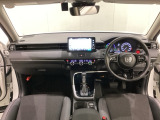車内は光触媒抗菌消臭施工済です。インパネ周りはスタイリッシュなデザインです。グローブボックスやカップホルダーのほかにトレーなどたくさんの収納スペースが付いています。